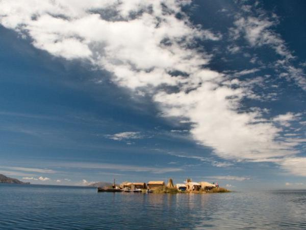 Uros, Peru Uros gồm một nhóm khoảng 43 đảo nhân tạo được làm thành từ các bãi sậy nổi. Người Uros ở Peru đã xây dựng riêng cho mình một quần đảo nổi trên mặt nước. Và bằng cách này những con người trầm lặng Uros đã thoát khỏi mối đe dọa từ những kẻ hiếu chiến. Mặc dù hàng thế kỉ đã trôi qua nhưng chỉ có người Uros định cư tại đây đây. Ngoài ra thỉnh thoảng có du khách ghé thăm từ thành phố ven hồ Puno.